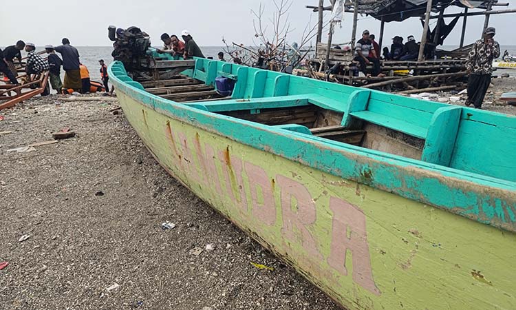 NAHAS: Perahu Samudra yang terbalik di perairan Lekok, Kabupaten Pasuruan. Hingga Selasa (15/7) jenazah 4 korban sudah ditemukan. 1 pemancing masih belum ditemukan. (Mokhamad Zubaidillah/ Radar Bromo)