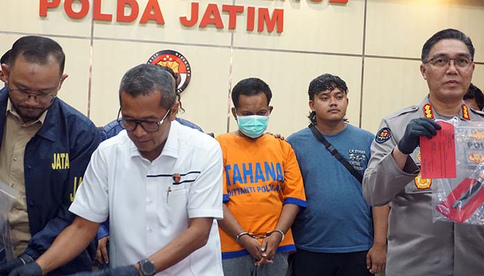 BUNUH BIBI: Muhammad Fawaid (baju tahanan) diamankan Polda Jatim setelah nekat membunuh sang bibi, Mirzah, pada Senin lalu.