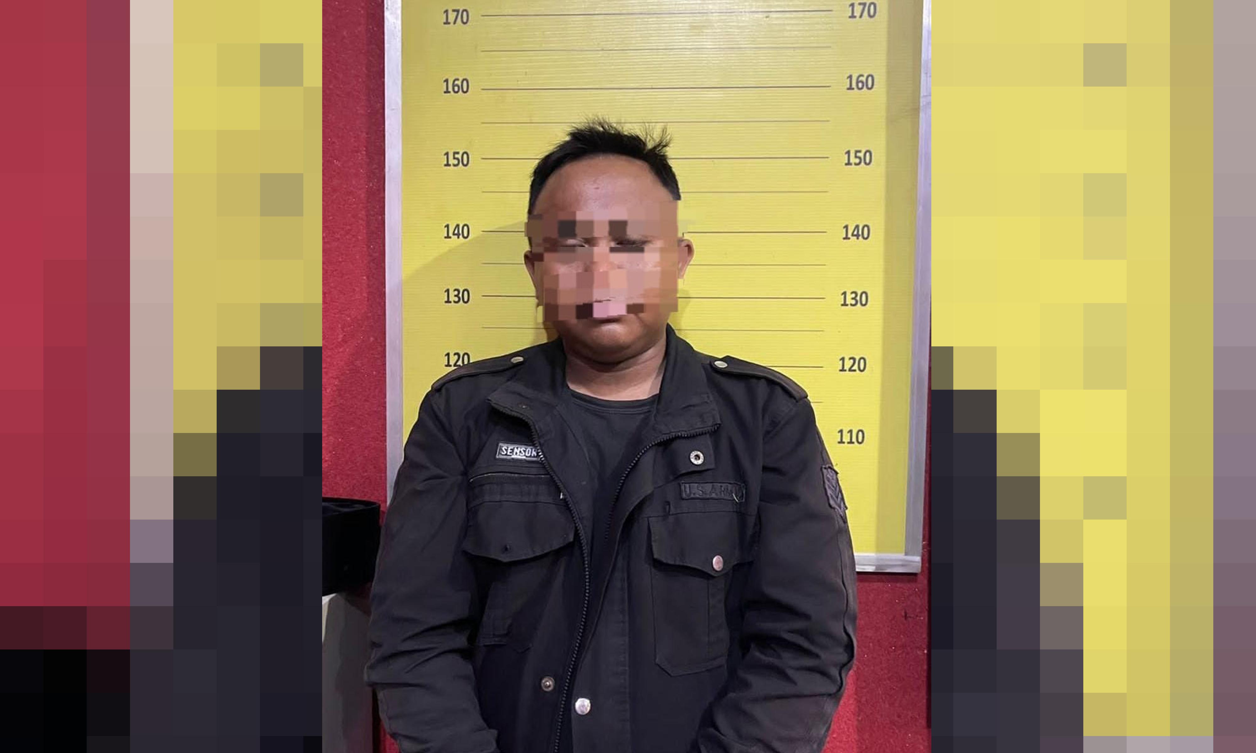 DIBEKUK: AH (tengah), warga Dusun Asem Doyong, Kelurahan Kedungasem, Kecamatan Wonoasih, Kota Probolinggo, diamankan Polres Probolinggo, setelah disangka nyolong duit kotak amal.