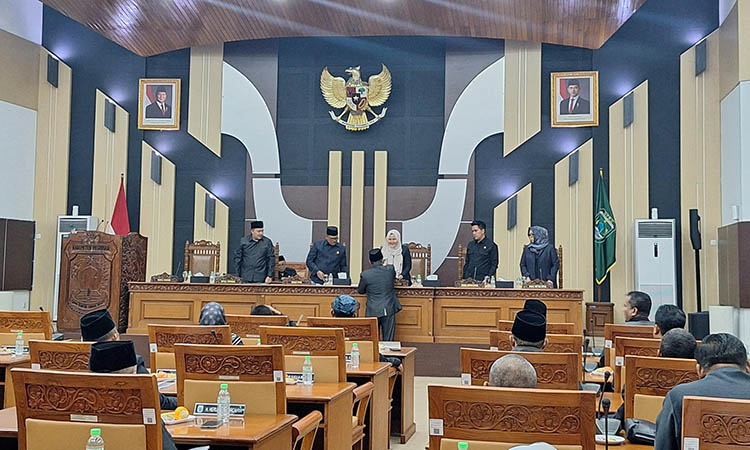 PARIPURNA: Rapat paripurna pengesahan Perda TJSL yang berlangsung di kantor DPRD Kabupaten Pasuruan, Selasa (15/7). Butuh waktu tiga bulan, untuk menyelesaikan raperda tersebut.