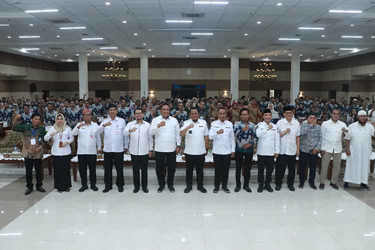 KEBERSAMAAN: Para undangan berfoto bersama keluarga besar Perumdam Tirta Argapura Kabupaten Probolinggo.