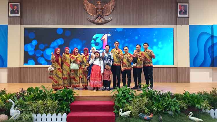 PENYEMANGAT: Direktur Perumdam Tirta Argapura Kabupaten Probolinggo H. Gandhi Hartoyo, S.E., M.M. bersama keluarga yang selalu memberi support terbaiknya.