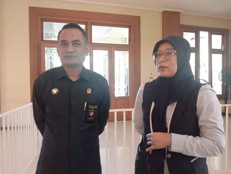 GELAR PERKARA: Ketua PA Probolinggo Achmad Fausi bersama Ketua PN Probolinggo Mellina Nawang Wulan ketika ditemui di Gedung Paseban Sena, Rabu (16/7).