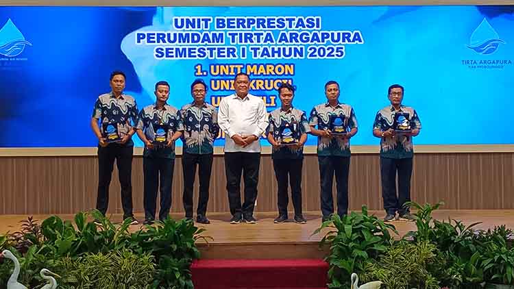 PENGHARGAAN: Penerima penghargaan pencapaian efisiensi di atas 100 persen bagi unit berprestasi Perumdam Tirta Argapura Kabupaten Probolinggo.