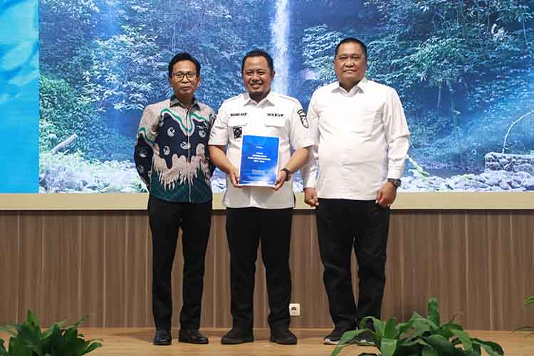 LAPORAN AKHIR: Wakil Bupati Probolinggo Lora Fahmi AHZ (tengah) menerima laporan akhir masa jabatan direktur Perumdam Tirta Argapura 2017-2025.