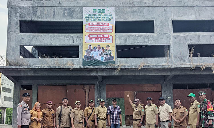 PASANG: Pemasangan imbauan di kawasan Gempol 9. Pemdes mengingatkan agar kafe-kafe yang beroperasi tidak menjual miras ataupun narkoba. Selain itu, kafe-kafe dilarang beroperasi hingga dini hari.