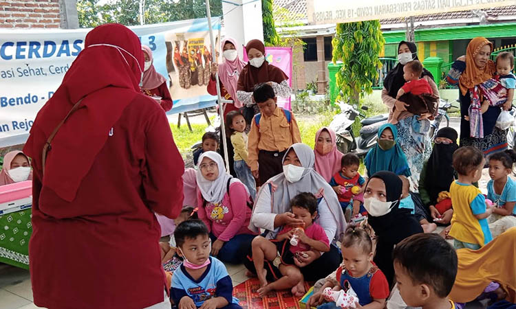 SOSIALISASI: Kegiatan sosialisasi yang dilakukan petugas kesehatan Puskesmas Rejoso di Rejoso Lor untuk mengedukasi tentang penanganan stunting.