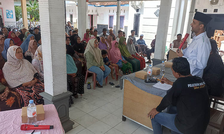 RESES: Mohammad Amin Haddar, anggota DPRD Kabupaten Probolinggo menggelar reses di Balai Desa Ganting Wetan, Kecamatan Maron, kemarin (16/7).