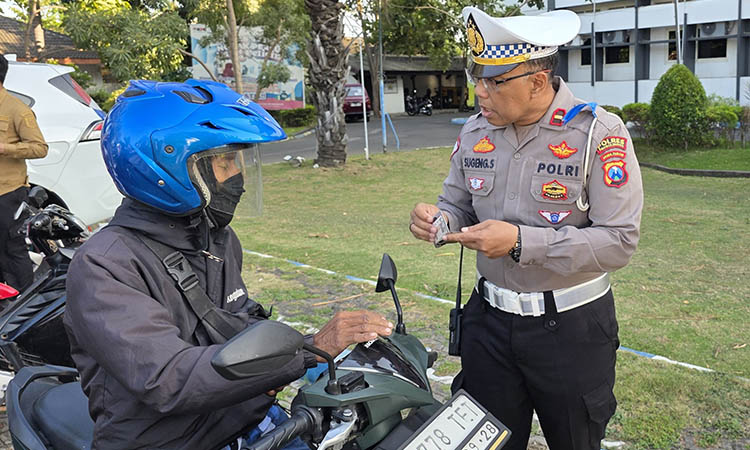 CEK KELENGKAPAN: Petugas Satlantas Polres Probolinggo melakukan pengecekan kelengkapan surat berkendara.