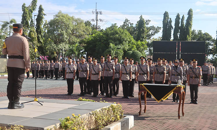 ROTASI: Kapolres Probolinggo AKBP M. Wahyudin Latif melakukan rotasi jabatan strategis Kabag Ren dan Kapolsek jajaran.