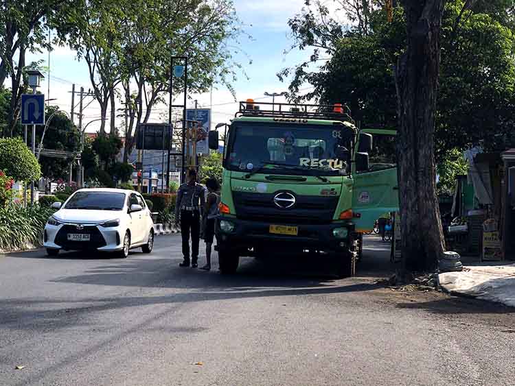DITILANG: Pengendara truk distop anggota Satlantas Polres Probolinggo Kota di Jalan Pahlawan Kota Probolinggo, Kamis (17/7).