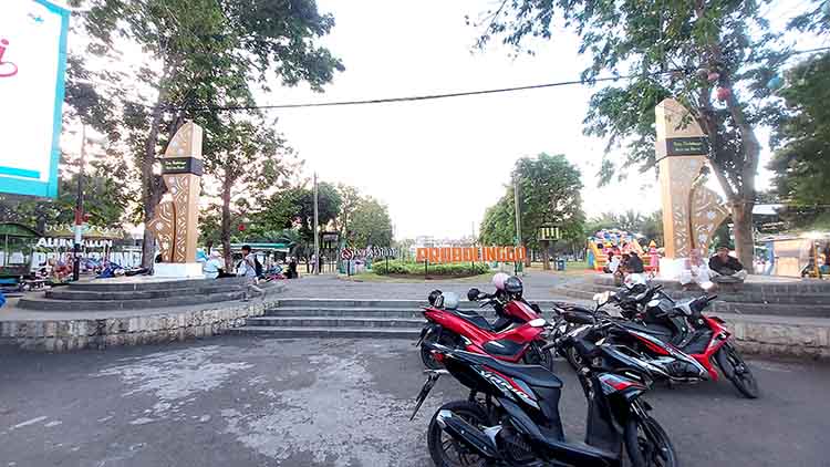 SEGERA DIPERBAIKI: Sejumlah warga berada di Alun-Alun Kota Probolinggo yang akan segera direvitalisasi.