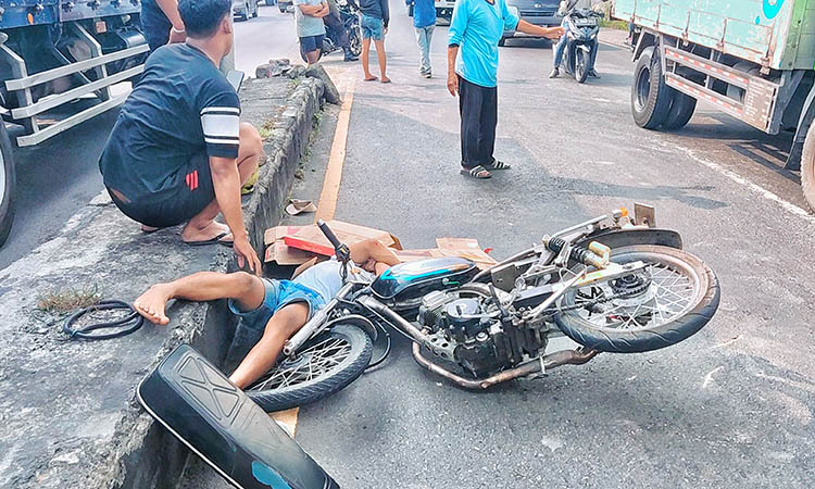 BIKIN GEMPAR: Pelaku yang ndelosor usai menabrak median jalan.