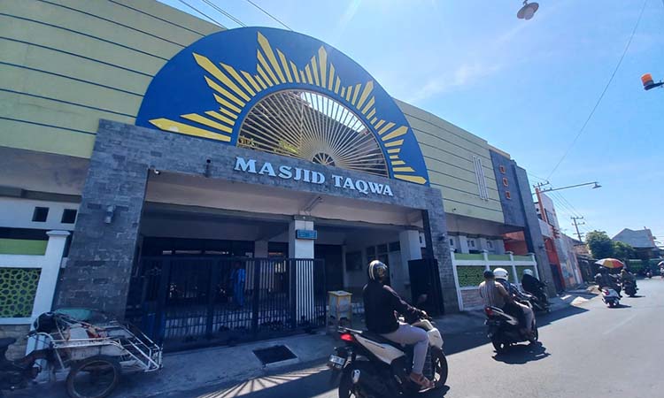 KEBOBOLAN: Masjid Taqwa di Kebonsari Kulon, Probolinggo. (Inneke Agustin/ Radar Bromo)