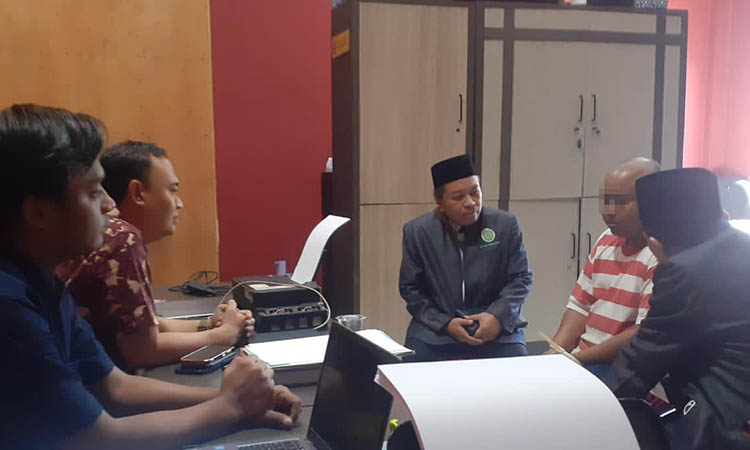 DIBERI NASIHAT: Pihak MUI Kabupaten Probolinggo saat dialog bersama salah satu pelaku pencuri kotak amal di tempat ibadah.