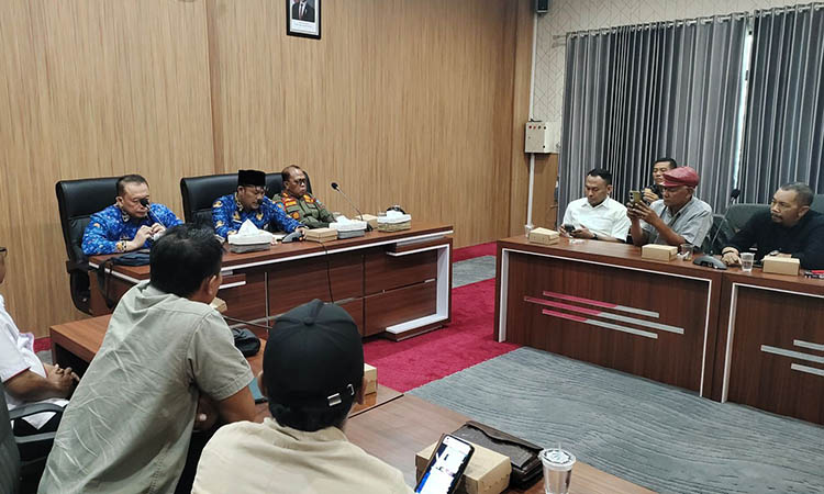TATAP MUKA:&nbsp;Sejumlah pihak saat melakukan audiensi bersama satgas miras di kantor bupati Probolinggo Kamis (17/7).