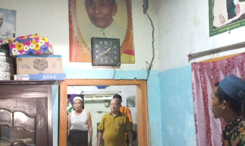 RETAK: Rumah salah satu rumah di Kecamatan Tiris yang rusak akibat terdampak gempa, Jumat (18/7) pagi.