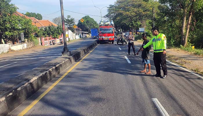 Petugas saat melakukan olah TKP kecelakaan maut di Nguling Pasuruan.