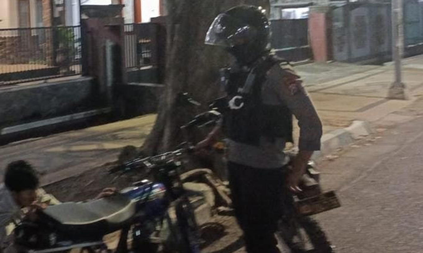 DITINDAK: Petugas saat menilang terduga pelaku balap liar di wilayah Kota Pasuruan.