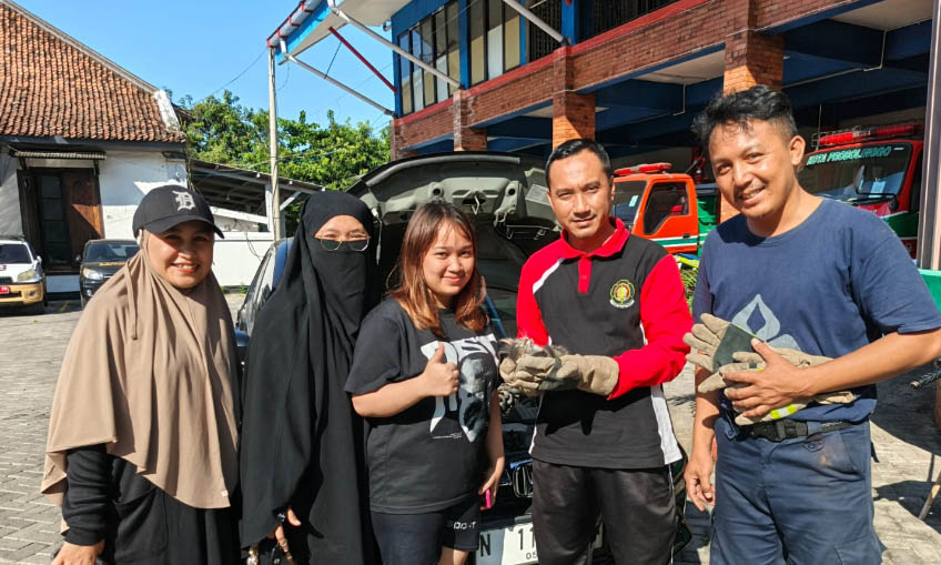 LEGA: Personel Damkar bersama pemilik kucing.