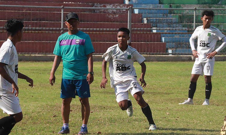 ASAH FISIK: Latihan yang diikuti para pemain Persekap junior di Stadion Unsur Kamis (17/7) pagi.