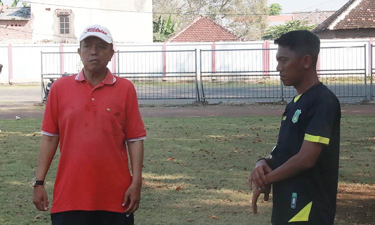 ALLENATORE: Asyari Cahyani dan asistennya ⁠Dimas Fajar Amrozi mendampingi timnya saat latihan.