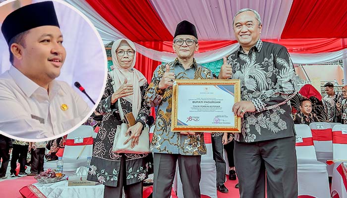 PRESTISIUS: Wakil Bupati Pasuruan, HM Shobih Asrori saat mewakili Bupati Pasuruan, HM Rusdi Sutejo menerima penghargaan Tokoh Pembina Koperasi dari Gubernur Jatim.