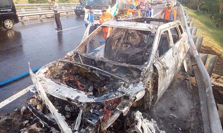 HANGUS: Kondisi mobil Range Rover usai dilalap api di ruas tol Gempol-Pandaan, Desa Winongm, Gempol.
