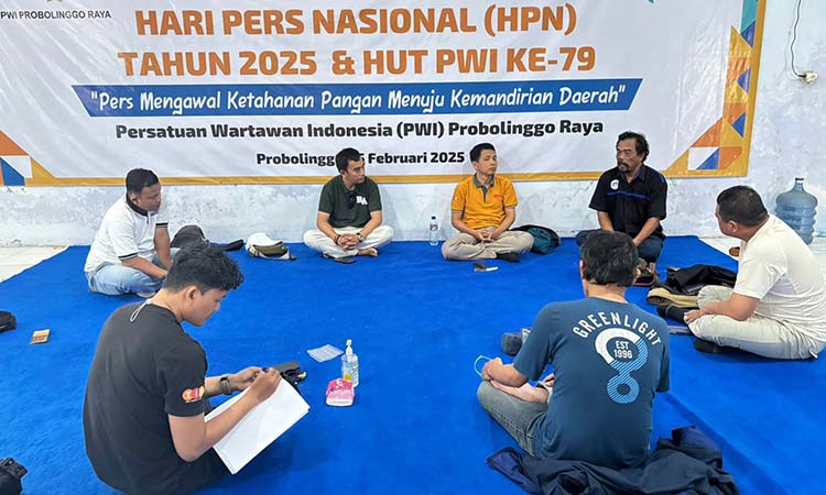 RAPAT: Persatuan Wartawan Indonesia (PWI) Probolinggo Raya melakukan rapat internal di kantor PWI Probolinggo Raya, Jumat (18/7) siang.