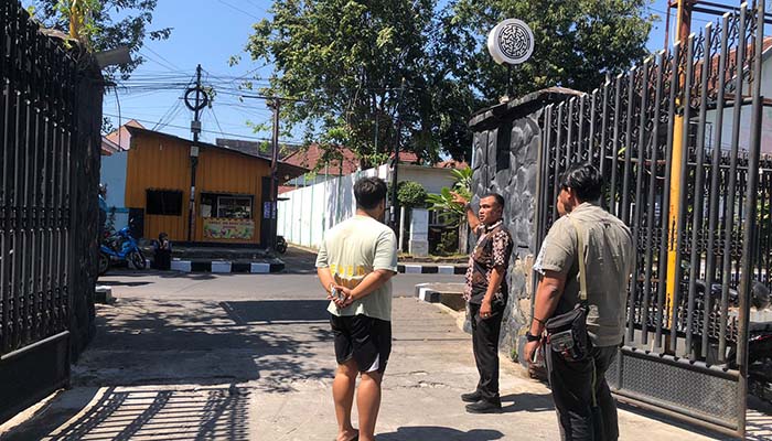 OLAH TKP: Anggota Satreskrim Polres Probolinggo Kota saat melakukan olah TKP pencurian motor di salah satu kafe di Jalan dr. Mohamad Saleh, Kota Probolinggo, Jumat (18/7) siang.
