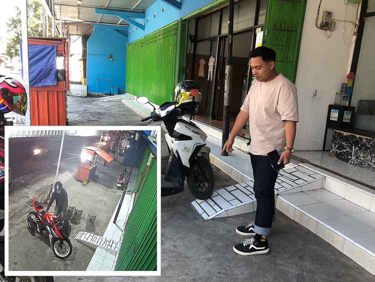 LOKASI KEJADIAN: Rekan kerja korban, Riski Hendrawan, menunjukkan posisi parkir motor korban di depan salah satu barbershop di Jalan Mastrip, Kota Probolinggo, Sabtu (19/7).