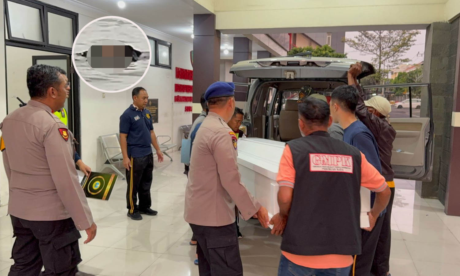 SEBELUM DIPULANGKAN: Petugas bersiap membawa jenazah Kariman dari RS Bhayangkara Surabaya, Jumat (18/7). Inset, Jenazah Kariman saat ditemukan di peraira