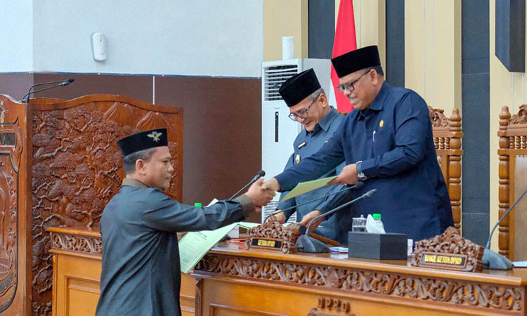 SODORKAN: Wakil Ketua Komisi I DPRD Kabupaten Pasuruan, Rudi Hartono saat menyerahkan berkas pandangan umum ke Ketua DPRD Kabupaten Pasuruan, Samsul Hidayat.