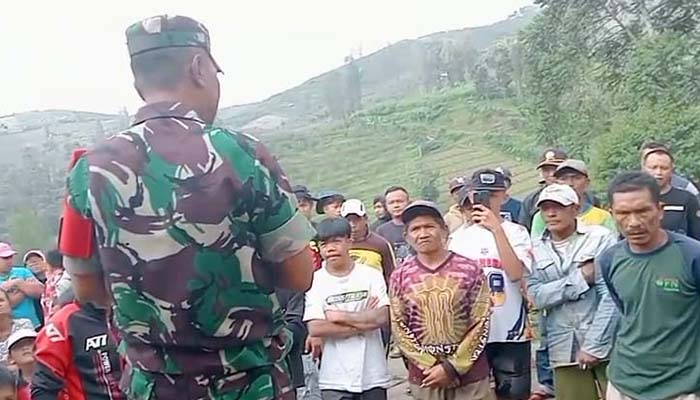 Petugas TNI saat berupaya meredam amuk massa di Desa Kayu Kebek, Tutur, Kabupaten Pasuruan.