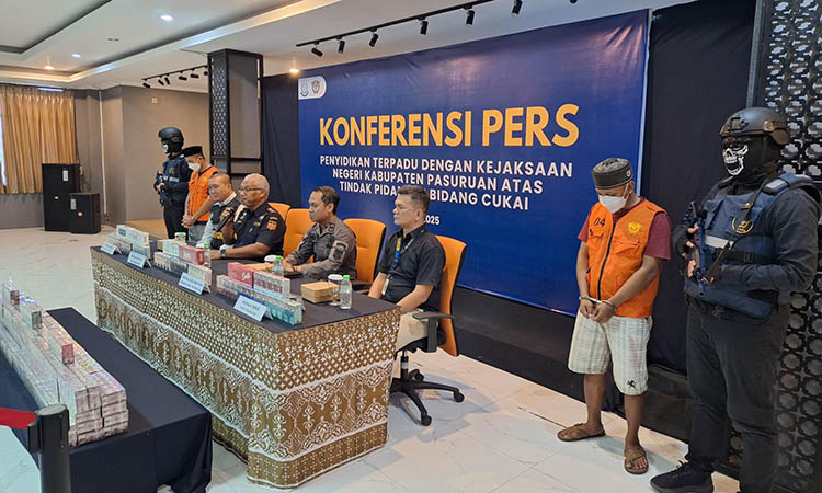 BIKIN RUGI: Konferensi pers yang dilakukan Bea Cukai Pasuruan atas pengungkapan rokok ilegal. Dampak rokok ilegal, memicu kerugian negara hingga belasan miliar rupiah.