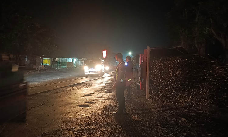 GULING: Truk pengangkut tebu yang terguling di jalur perlintasan rel KA Desa Sumberagung, Kecamatan Grati.