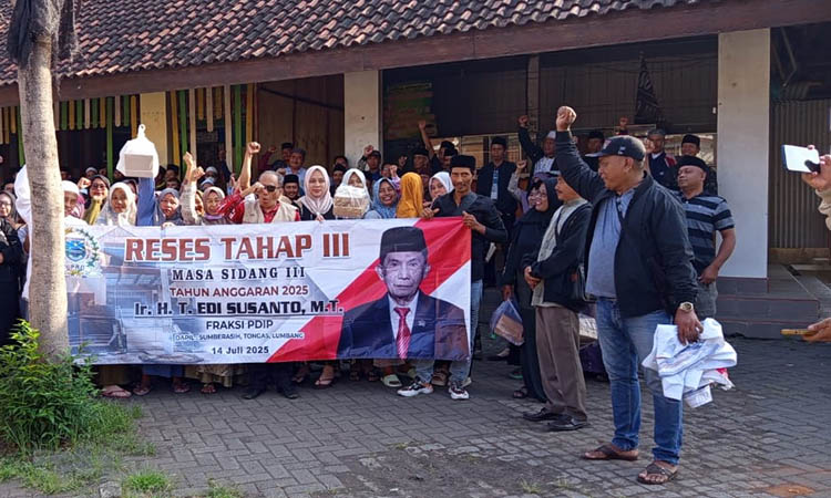 SERAP ASPIRASI: Konstituen berfoto bersama usai mengikuti reses bersama Ir. H. Edi Susanto, MT.