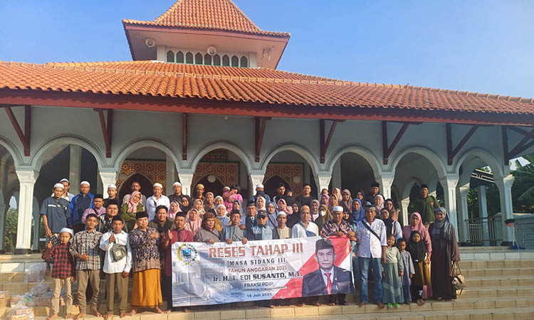 SERAP ASPIRASI: Konstituen berfoto bersama usai mengikuti reses bersama Ir. H. Edi Susanto, MT.