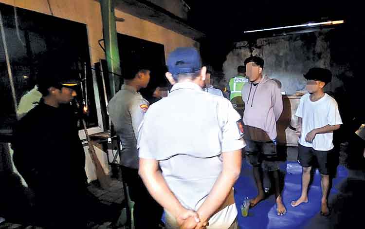 PATROLI: Anggota Polres Probolinggo Kota bersama Satpol PP Kota Probolinggo melakukan patroli di area angkringan depan TWSL Kota Probolinggo, Sabtu (19/7) malam.