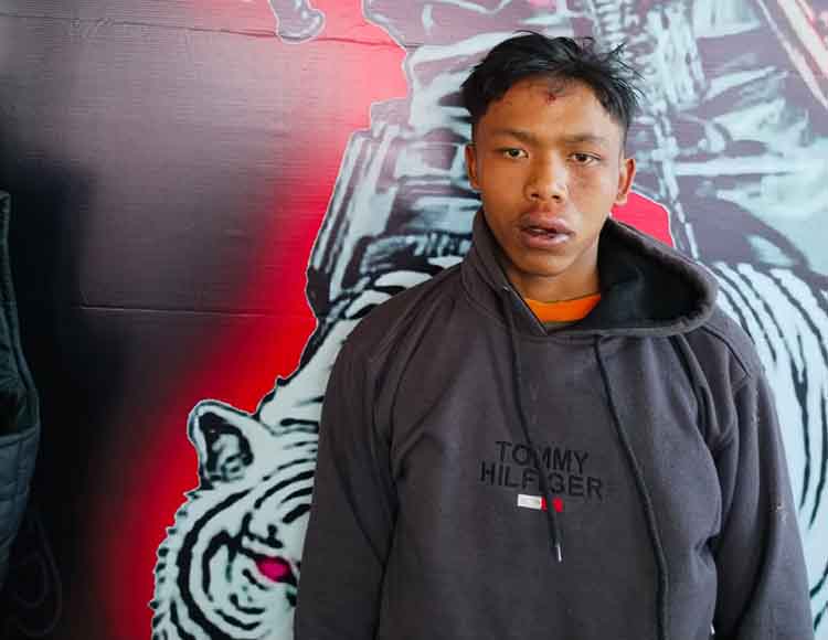 DIBEKUK: Dimas Agar Nata diamankan Polsek Tosari, Polres Pasuruan, setelah disangka mencuri mesin pompa air.