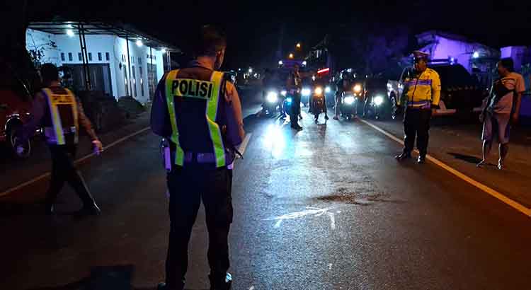 OLAH TKP: Anggota Satlantas Polres Pasuruan melakukan oleh TKP kecelakaan lalu lintas yang menimpa Yuliana Mariami, Sabtu (19/7).