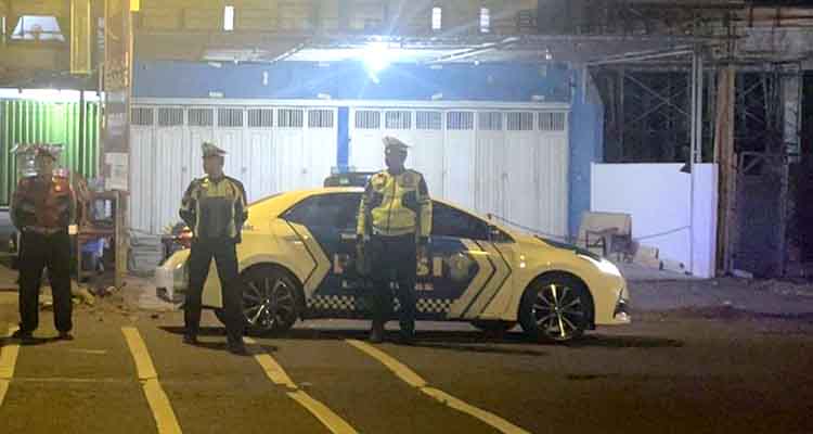 TURUN JALAN: Sejumlah anggota Polsek Purworejo, Polres Pasuruan Kota, ketika turun ke Jalan dr. Wahidin Sudirohusodo, Kota Pasuruan.
