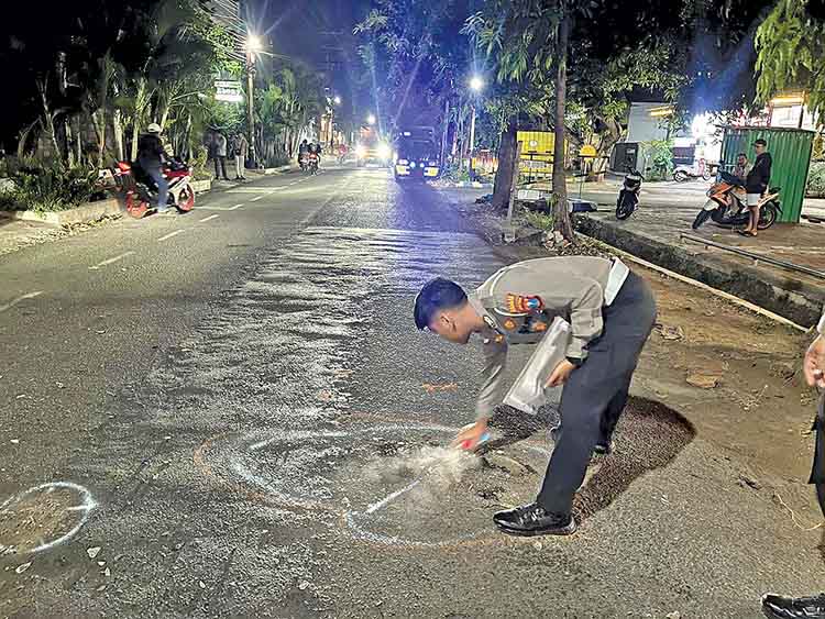 OLEH TKP: Anggota Satlantas Polres Pasuruan Kota melakukan olah TKP kecelakaan yang menimpa Sunandi di Jalan Gubernur Suryo, Kota Probolinggo, Sabtu (19/7) malam.