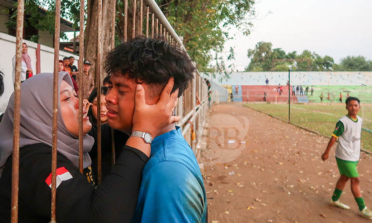 PAHLAWAN: Penjgawa gawang Persekap junior, Achmad Revand Aditya Syahputra, terharu. Dia berhasil menggagalkan tiga kali saat drama adu penalti.