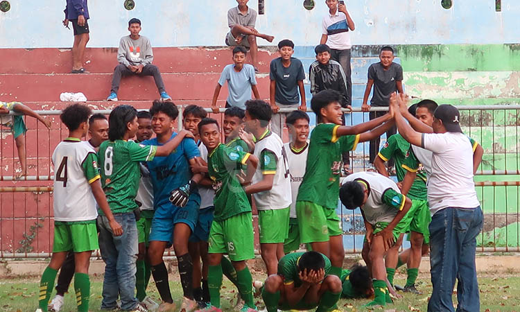 LOLOS: Para pemain Persekap merayakan kemenangan setelah drama adu penalti di Stadion Untung Suropati, Minggu (20/7) sore.