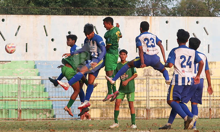KETAT: Laga antara Persekap Junior dan Pasuruan United Junior di babak 32 besar, Minggu (20/7) sore.