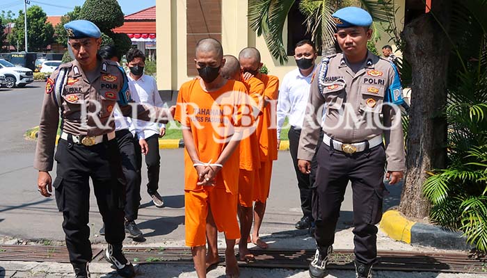 SAKIT HATI DILECEHKAN: Tiga tersangka pembunuhan Samsuri Eko Suhartono saat dikeler petugas. (Mokhamad Zubaidillah/ Radar Bromo)