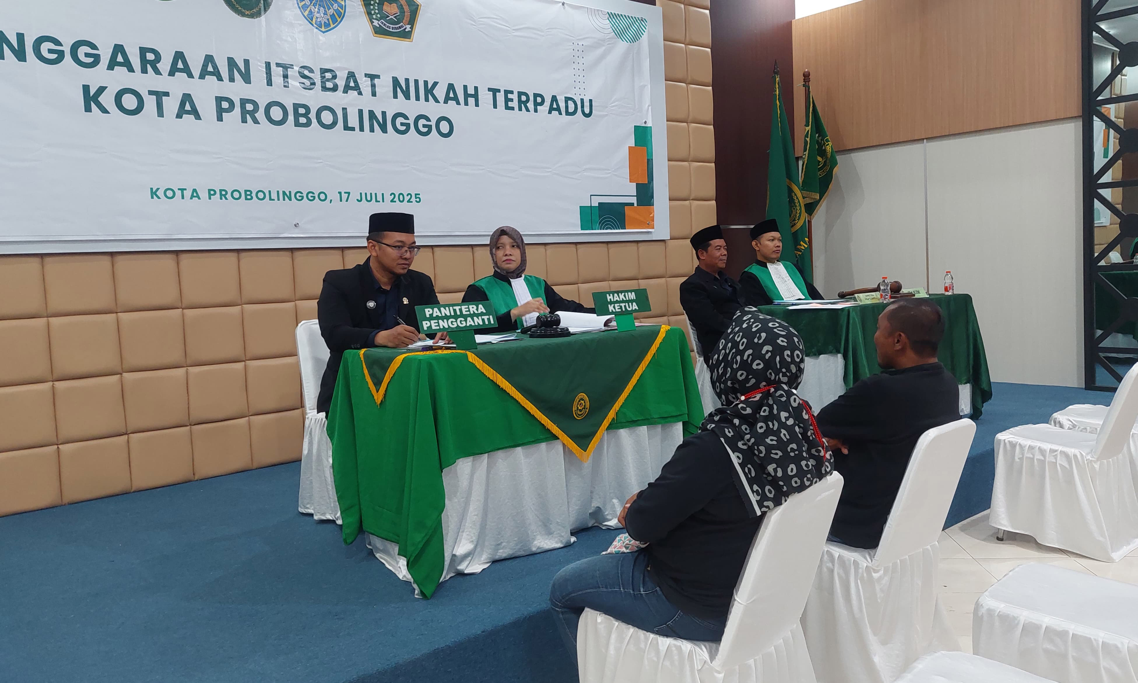 SAH: Salah satu pasutri menjalani sidang isbat nikah di Kantor Kejari Kota Probolinggo, beberapa waktu lalu.