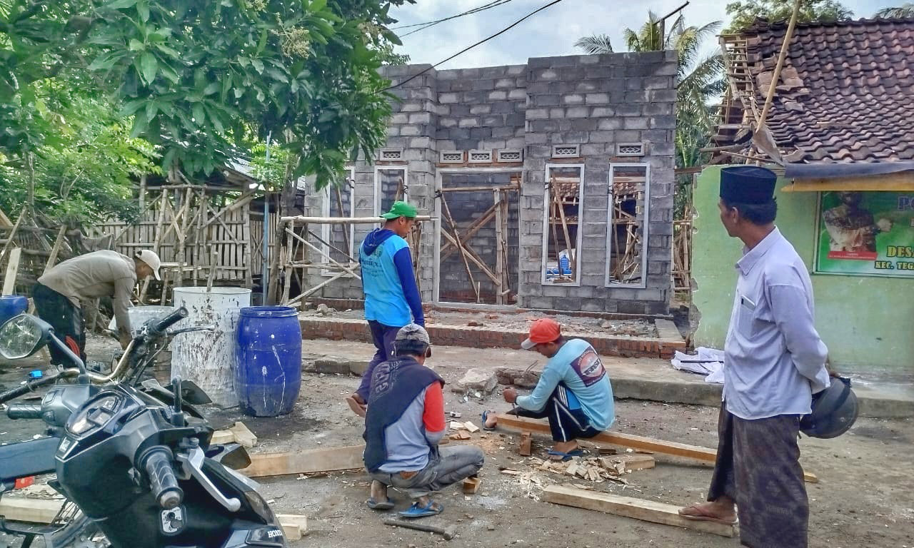 DIBANGUN: Sejumlah pekerja menggarap perbaikan RTLH di RT 7/RW 1, Dusun Komirian.