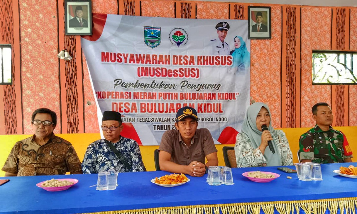 DIBENTUK: Kepala Desa Bulujaran Kidul Poniman (tengah) dalam pembentukan Koperasi Merah Putih di balai desa. Tahun ini ketahanan pangan penggemukan sapi mulai dijalankan.